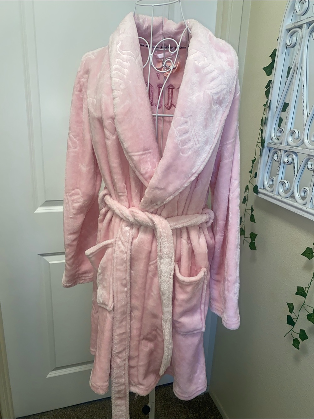 Juicy Couture Soft Light Pink Plush Shawl Collar Robe